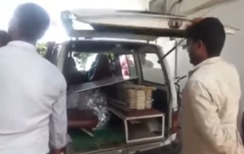 एंबुलेंस से लाया गया जदयू कार्यालय में भोजन - Dainik Bhaskar