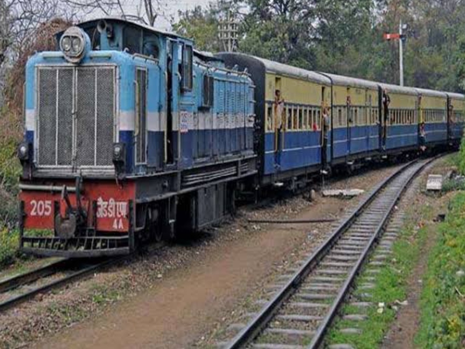 Pathankot Train Baijnath to Pathankot train service stopped | बैजनाथ से पठानकोट रेल ...