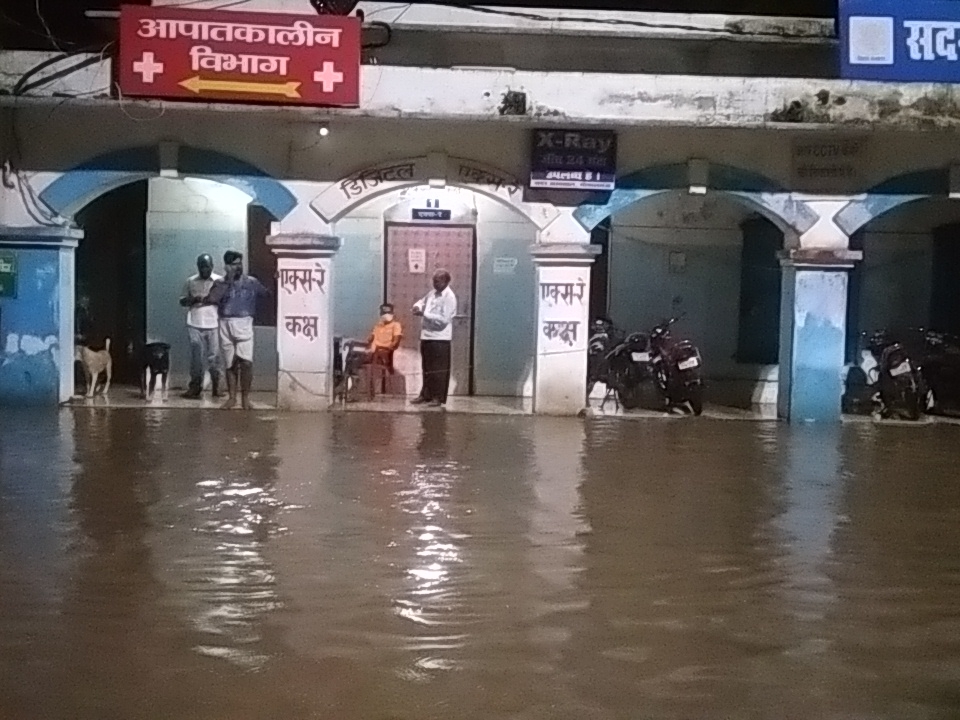 लगातार बारिश से खुली सिस्टम की पोल, इमरजेंसी वार्ड में जलजमाव, बढ़ी परेशानी  | Rain water entered Gopalganj Sadar Hospital - Dainik Bhaskar