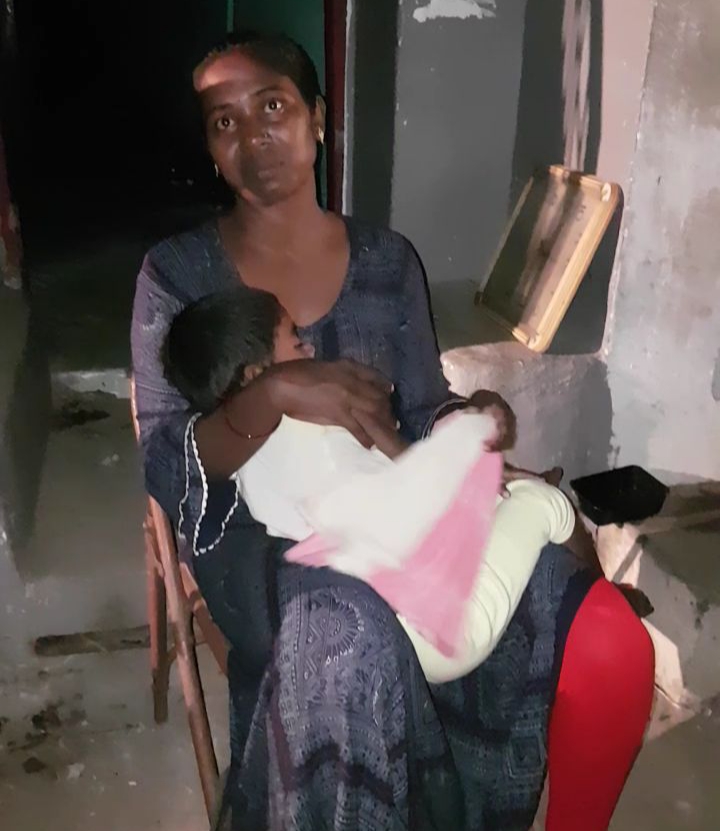 बच्चे के साथ बेघर हुई युवती