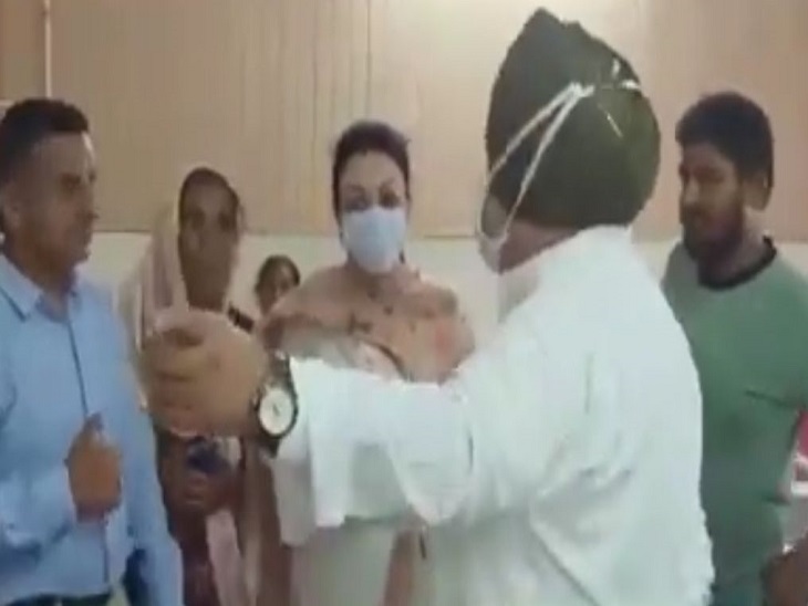 चेकिंग के दौरान खामियों पर SMO डॉ. मनिंदर कौर की जवाबतलबी करते सेहत मंत्री चेतन सिंह जौड़ामाजरा।