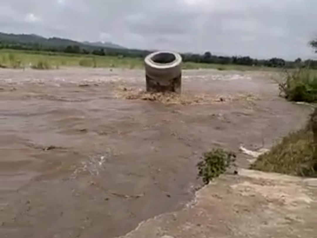 नदी की तेज धार में बहता कुआं।