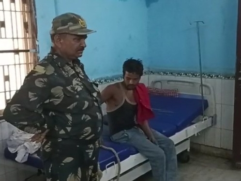 युवक को अस्पताल में भर्ती करवाया गया है।