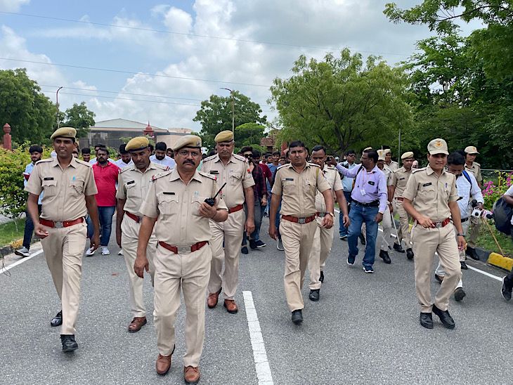 जिला पुलिस का प्रदर्शन के दौरान भारी जाब्ता रहा मौजूद।