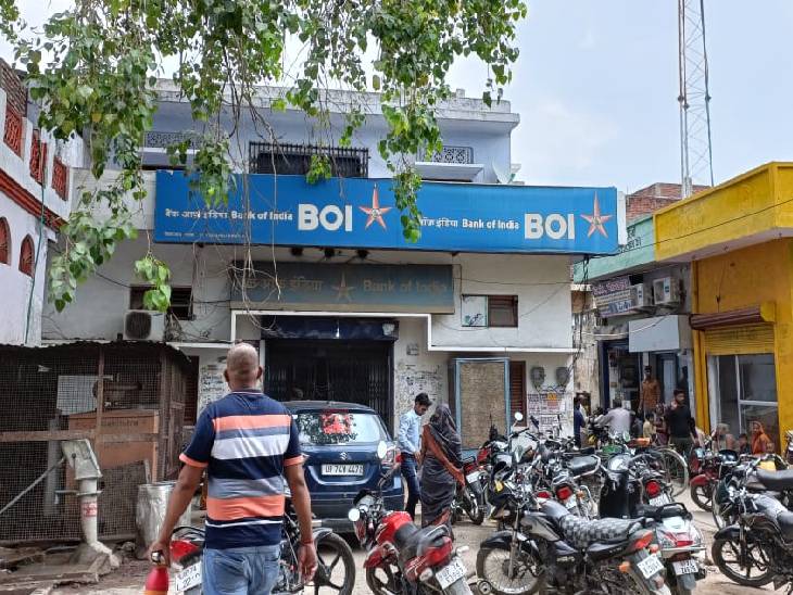 यह तस्वीर उसी बैंक की है, जहां बिहारीलाल का खाता है।