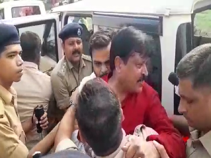 दिनभर से भाजपा के नेताओं ने कार्रवाई का विरोध किया, रात में जब बुलडोजर मकान तोड़ रहे थे। बस्ती वालों के साथ किसी राजनीतिक दल का कोई नेता मौजूद नहीं था