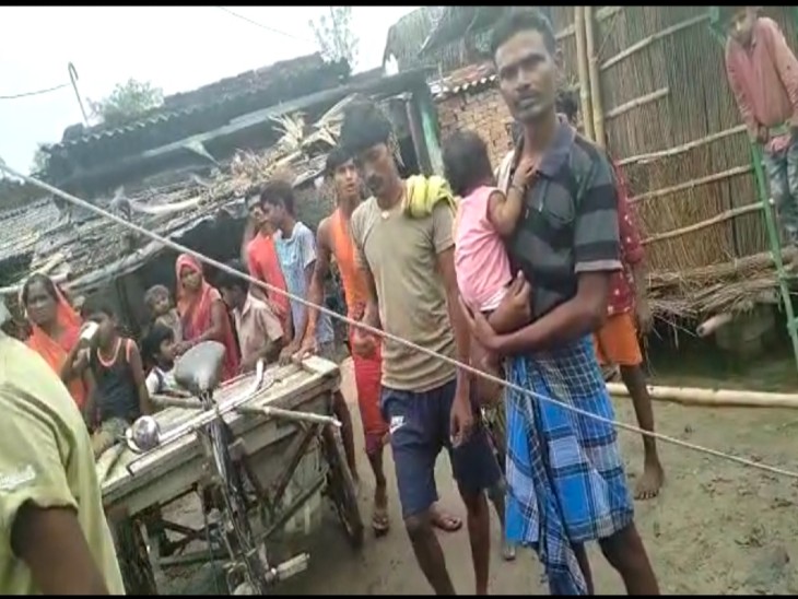 टूटे हुए बिजली के तार को देखते लोग। - Dainik Bhaskar