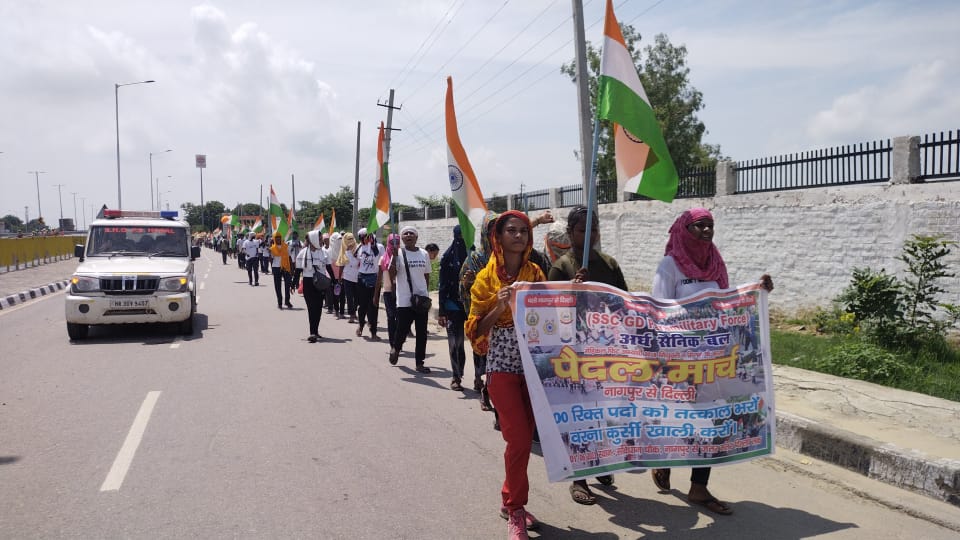 नागपुर से दिल्ली तक पैदल मार्च निकालते बेरोजगार युवा।