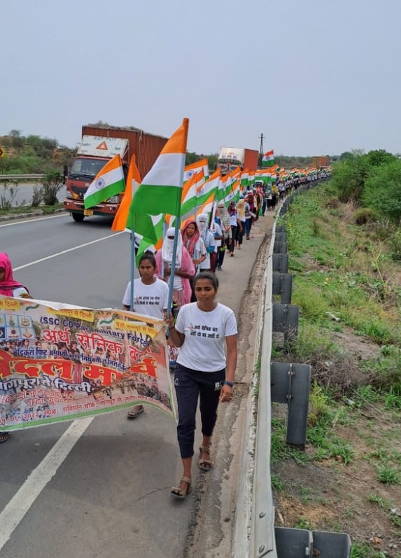 नागपुर से दिल्ली तक पैदल मार्च निकालते बेरोजगार युवा।
