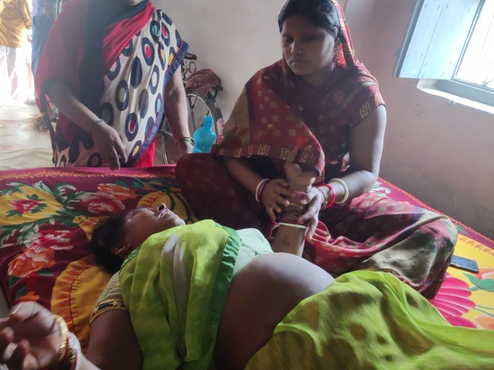 मृतक की पत्नी व अन्य परिजन।