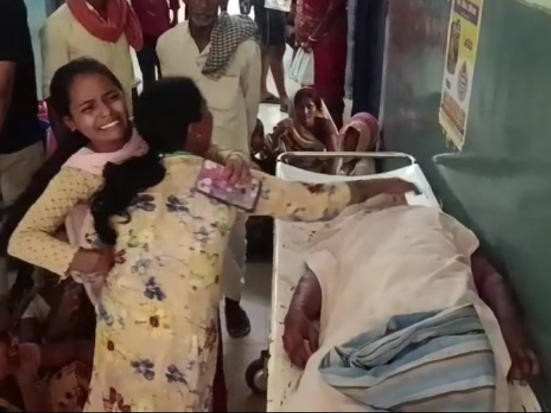 घटना के बाद रोते-बिलखते परिजन।