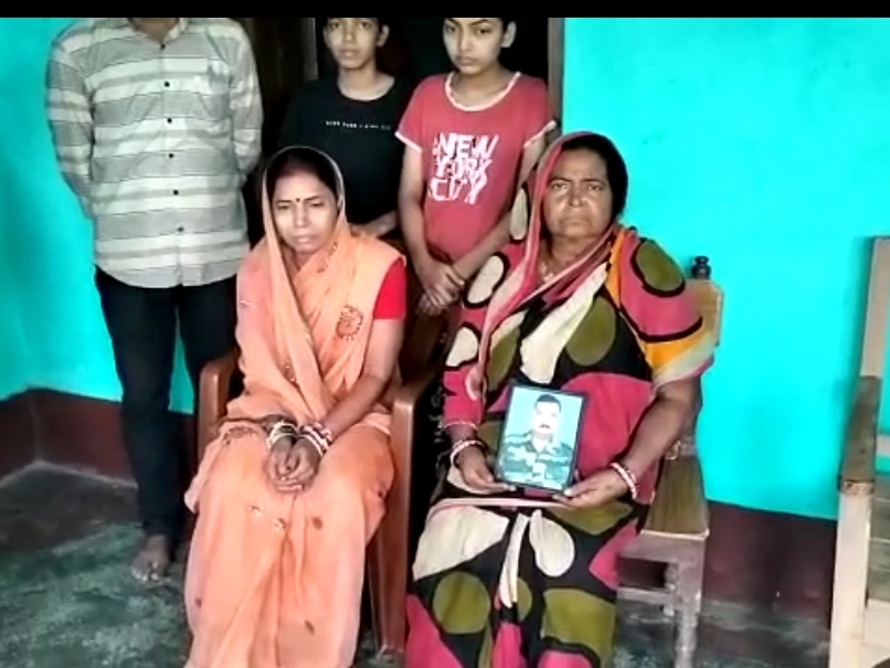 घर में जितेंद्र की मां और पत्नी।