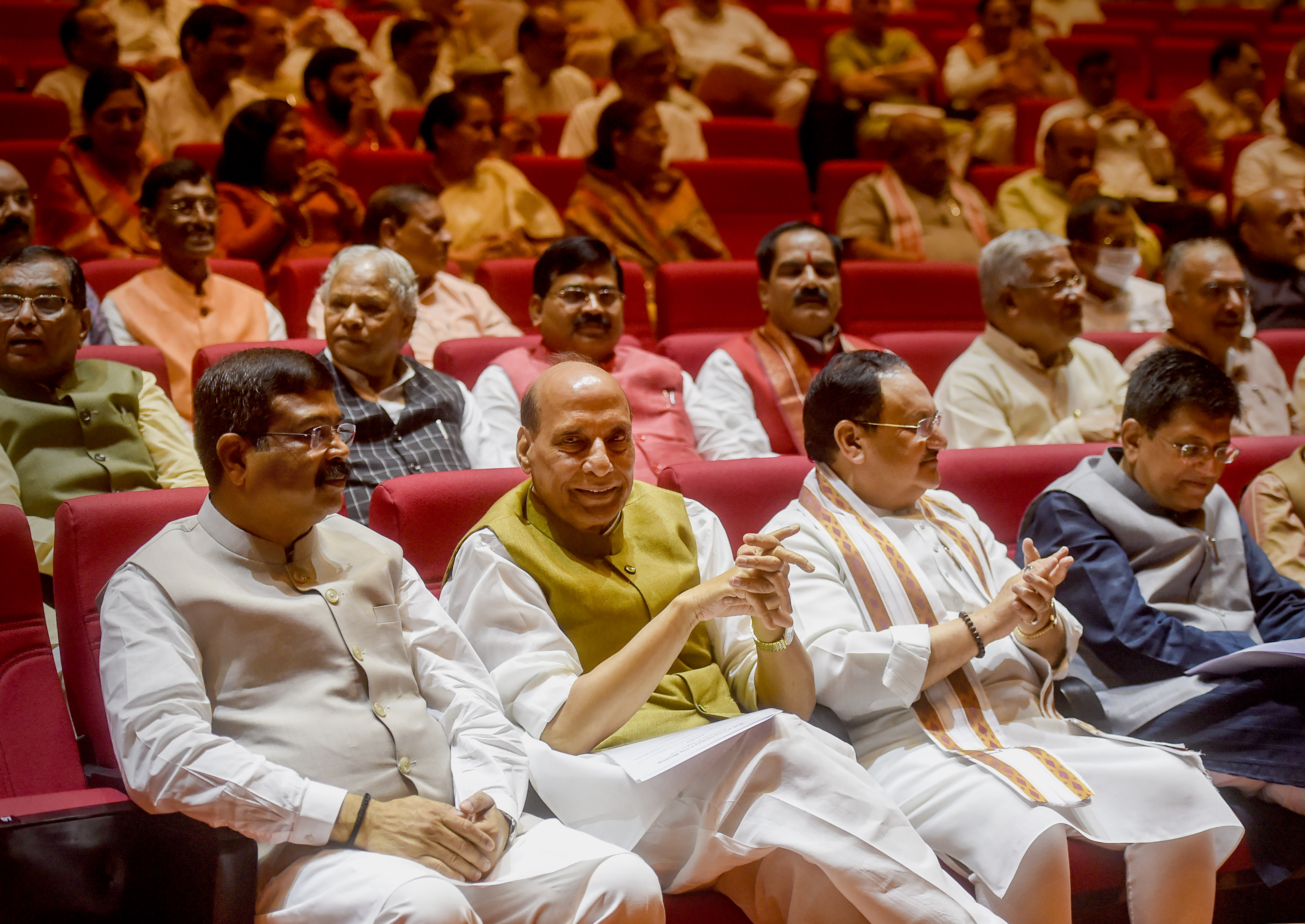 यह फोटो मंगलवार को दिल्ली में हुई बीजेपी संसदीय दल की बैठक की है। बैठक में जेपी नड्डा ने हर घर तिरंगा अभियान के लिए लोगों को जागरुक करने की बात कही।