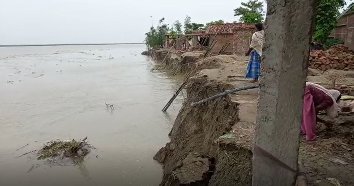 कटाव इतनी तेज है कि 100 ऐसे मकान ऐसे हैं जो कभी भी चपेट में आ सकते हैं।
