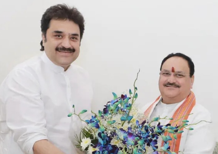 जेपी नड्‌डा से मुलाकात के दौरान उन्हें गुलदस्ता भेंट करते कुलदीप बिश्नोई।