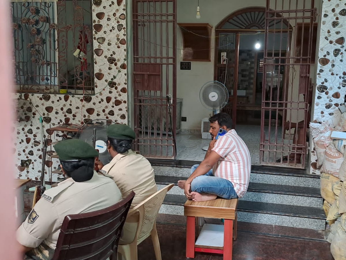 मुजफ्फरपुर में इनकम टैक्स की रेड: गुटखा कारोबारी के घर चल रही छापेमारी,  मोहल्ले में पसरा सन्नाटा - Muzaffarpur Wala