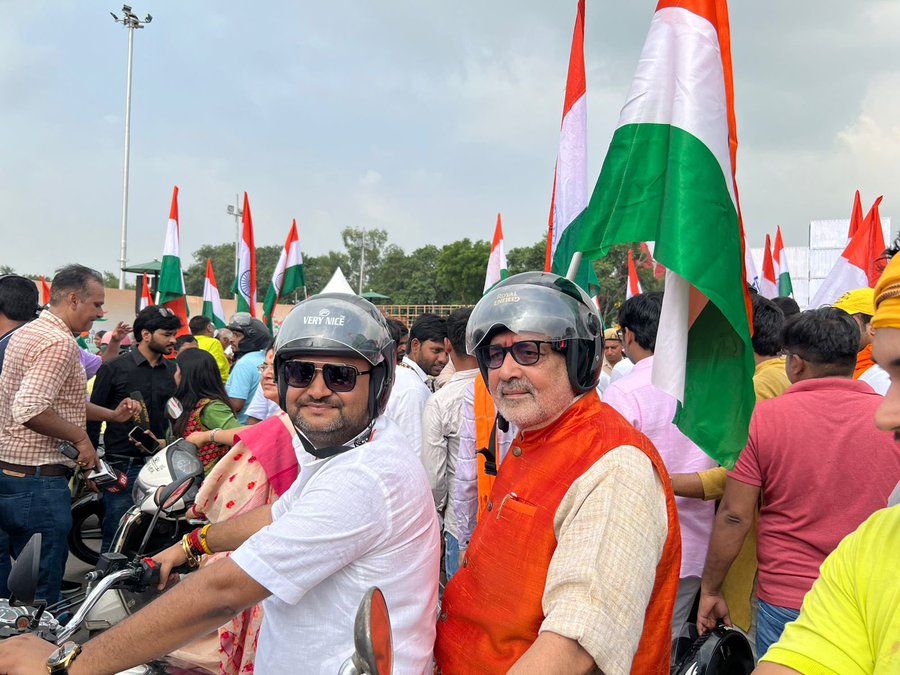 तिरंगा बाइक रैली के दौरान बीजेपी नेता और सांसद गिरिराज सिंह भी नजर आए।