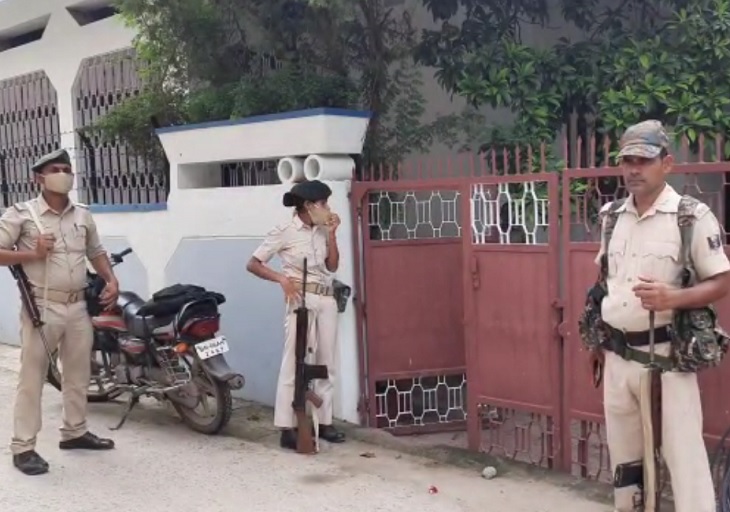 करीब 2 दर्जन गाड़ियों से टीम के लोग अलग-अलग जगहों पर पहुंचे हैं।