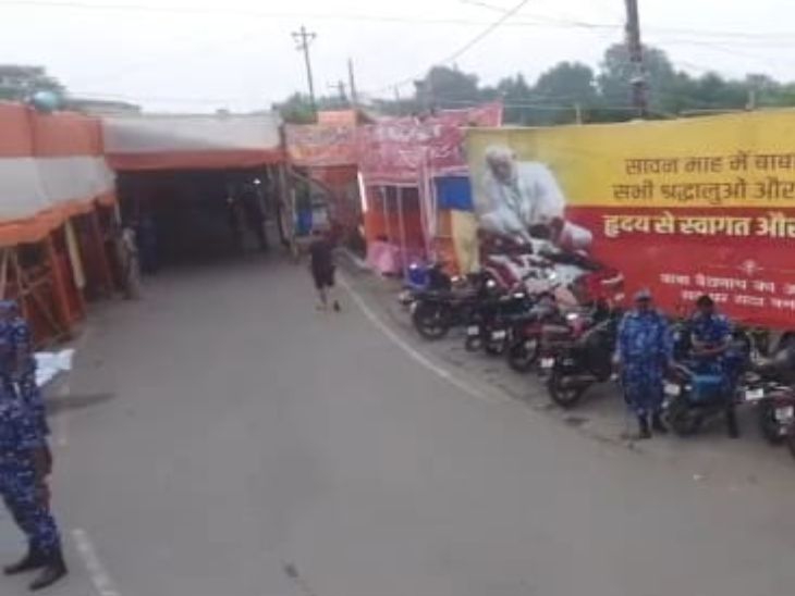 बाबा मंदिर के पास खाली सड़कें।