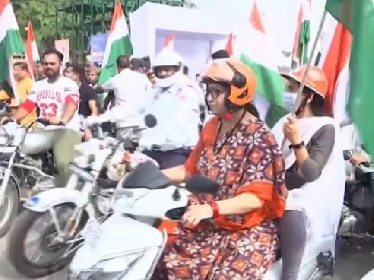 तिरंगा बाइक रैली में केंद्रीय मंत्री स्मृति ईरानी भी नजर आईं। उन्होंने कहा कि देश आजादी के 75 साल पूरे हो चुके हैं। आगे की 25 साल नए संकल्पों से भरा हो, यही हमारा प्रयास है।