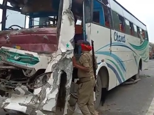 दुर्घटनाग्रस्त बस।