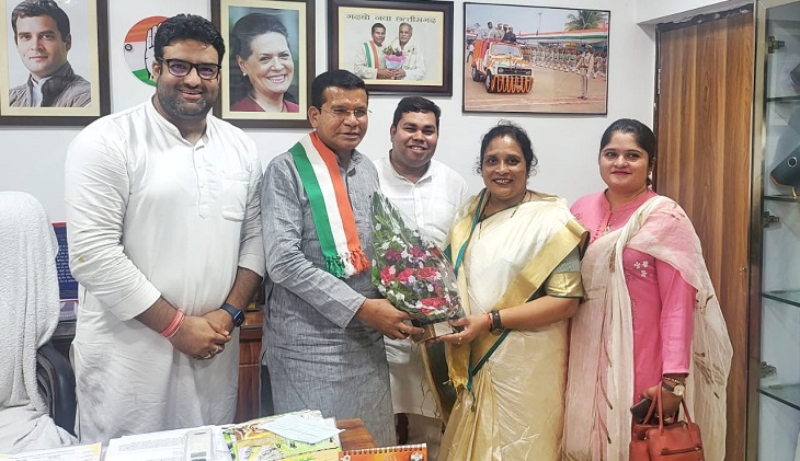 महासमुंद में बड़े उलटफेर के बाद नवनिर्वाचित नगर पालिका अध्यक्ष राशि महिलांग ने रायपुर आकर प्रदेश कांग्रेस अध्यक्ष मोहन मरकाम से मुलाकात की।
