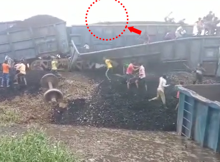 हादसे के बाद शव कुछ देर के मालगाड़ी के ऊपर ही पड़ा रहा। फिर शव को हटाया गया।
