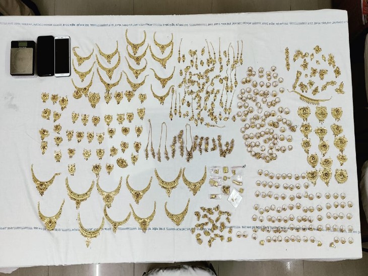 युवकों से बरामद की सोने के आभूषण