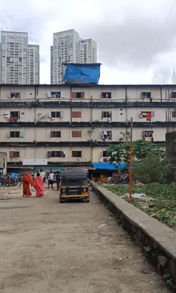 जिन लोगों की जमीनें पात्रा चॉल प्रोजेक्ट के तहत ली गई थीं, आज वे इन जर्जर माकानों में रहने को मजबूर हैं।