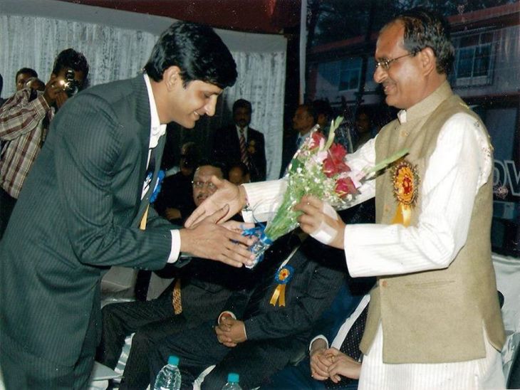 Bhargava welcomes Chief Minister Shivraj Singh Chouhan at a High Court Bar Association programme.