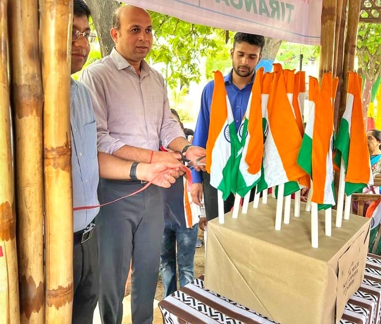कलेक्टर ने शुरू किया स्टोर।