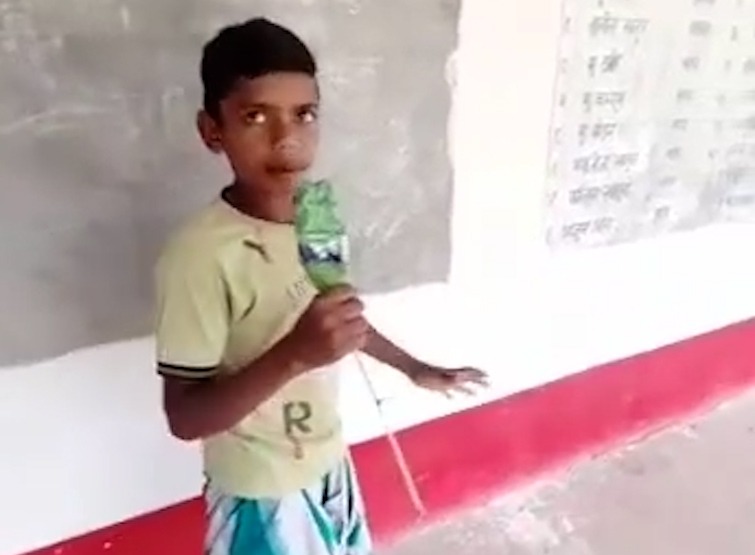 क्लास रूम के अंदर के हालात दिखाता सरफराज।