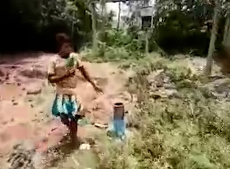 बंद हैंडपंप की हालत दिखाता नन्हा रिपोर्टर।