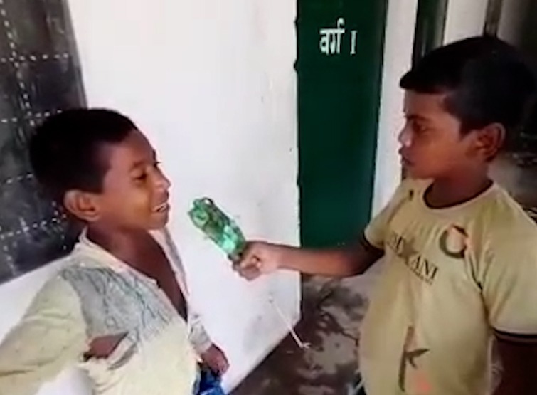 क्लास रूम के बाहर स्टूडेंट से बात करता सरफराज