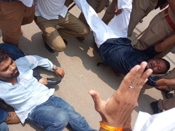 पुलिस ने इस तरह कांग्रेसियों को सड़क से हटाया। - Dainik Bhaskar