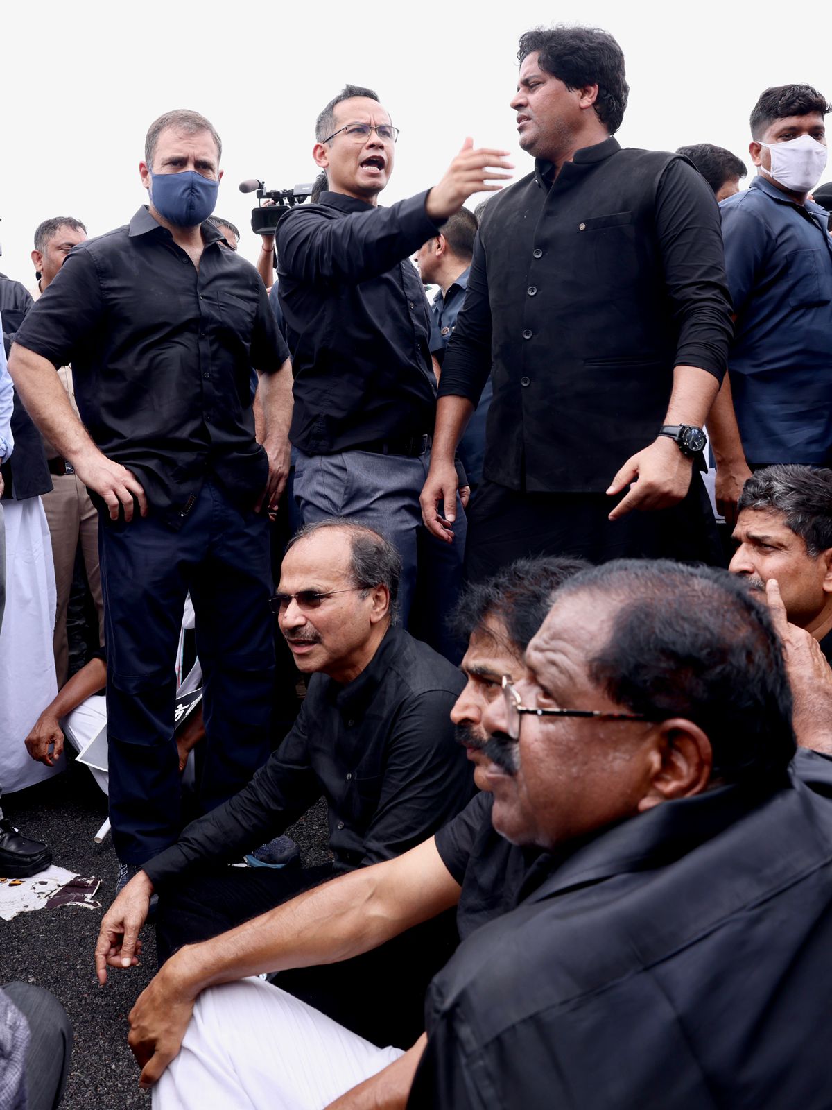 शुक्रवार को महंगाई के विरोध में आम कार्यकर्ता से लेकर दिग्गज नेता तक काले कपड़े में नजर आए।