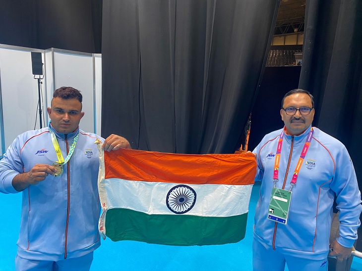 गोल्ड मेडल के बाद सुधीर ढ़ोचक अपने कोच के साथ।