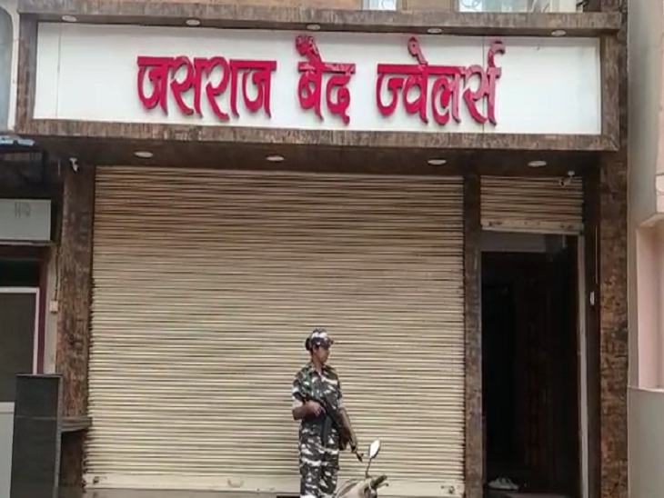राजनांदगांव में जसराज बैद ज्वेलर्स में भी टीम पहुंची हुई है।