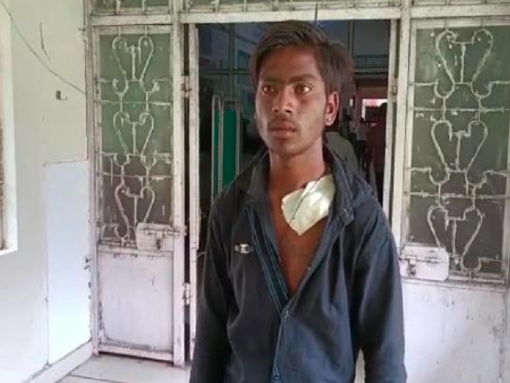 हमले में युवक के गले और शरीर के कई हिस्सों में चोट आई है। - Dainik Bhaskar