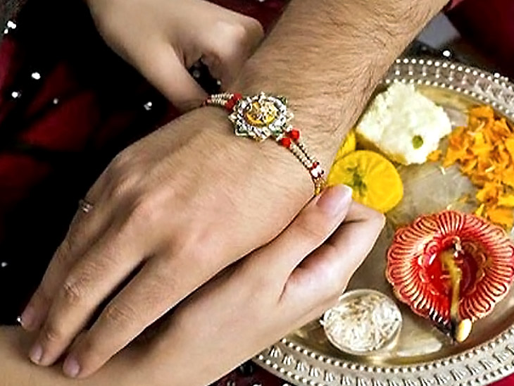 Special festival of this week: Raksha Bandhan is the festival that saves from difficulties, on this day there is also a tradition of donating to needy people. | इस हफ्ते का खास