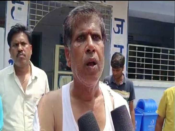 अशोक गर्ग जिसके साथ मारपीट की