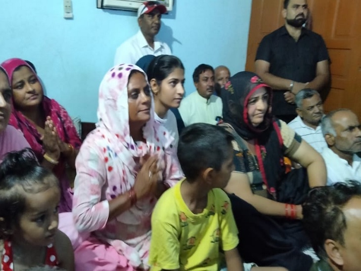 लाइव मैच के दौरान हाथ जोड़कर जीत की दुआ मांगते हुए
