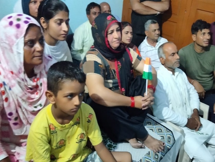 मैच के दौरान तिरंगा झंडा लेकर अमित की मां उषा जीत की दुआ करते हुए