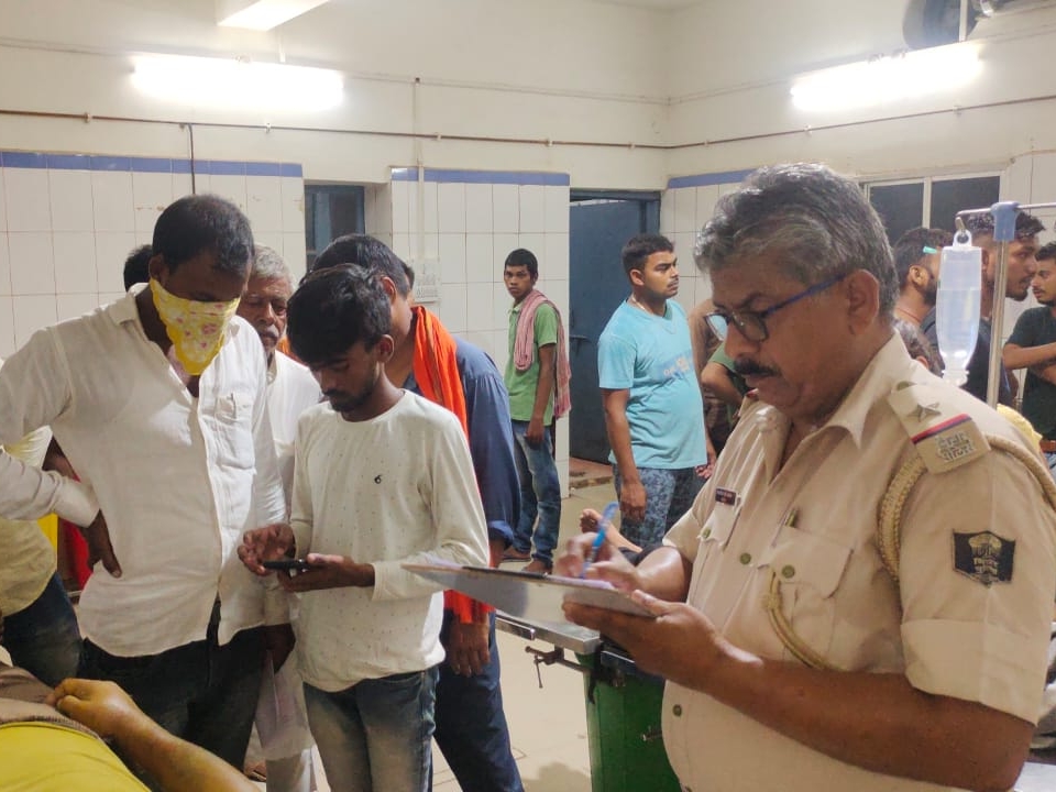 बाइक से मजदूर को पैसे देने जा रहा रहा था, तेज रफ्तार वाहन ने मारी टक्कर | Bihar News; Accident in Bhojpur, youth dies - Dainik Bhaskar