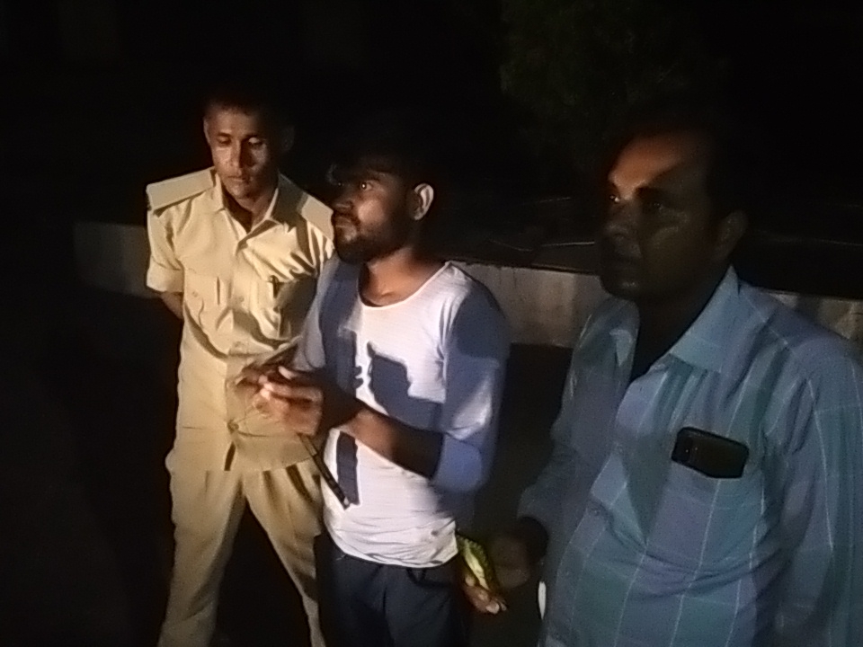अनियंत्रित ट्रैक्टर की चपेट में आने से बाइक सवार 50 वर्षीय व्यक्ति की मौके पर ही दर्दनाक मौत हो गई।