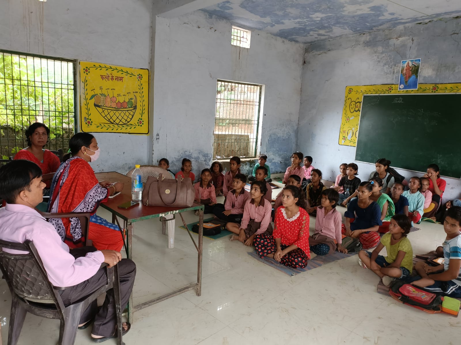 Junior high school children studying in primary school classes, officials  said - will open the lock soon | दो शिक्षिकाओं के विवाद में सरकारी विद्यालय  में लगा ताला: प्राइमरी स्कूल की ...