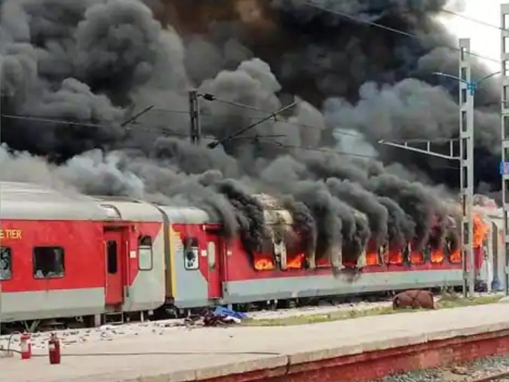 4 दिनों में 60 बोगियों के साथ 11 इंजन को किया गया था आग के हवाले, स्टेशनों पर की गई तोड़फोड़।