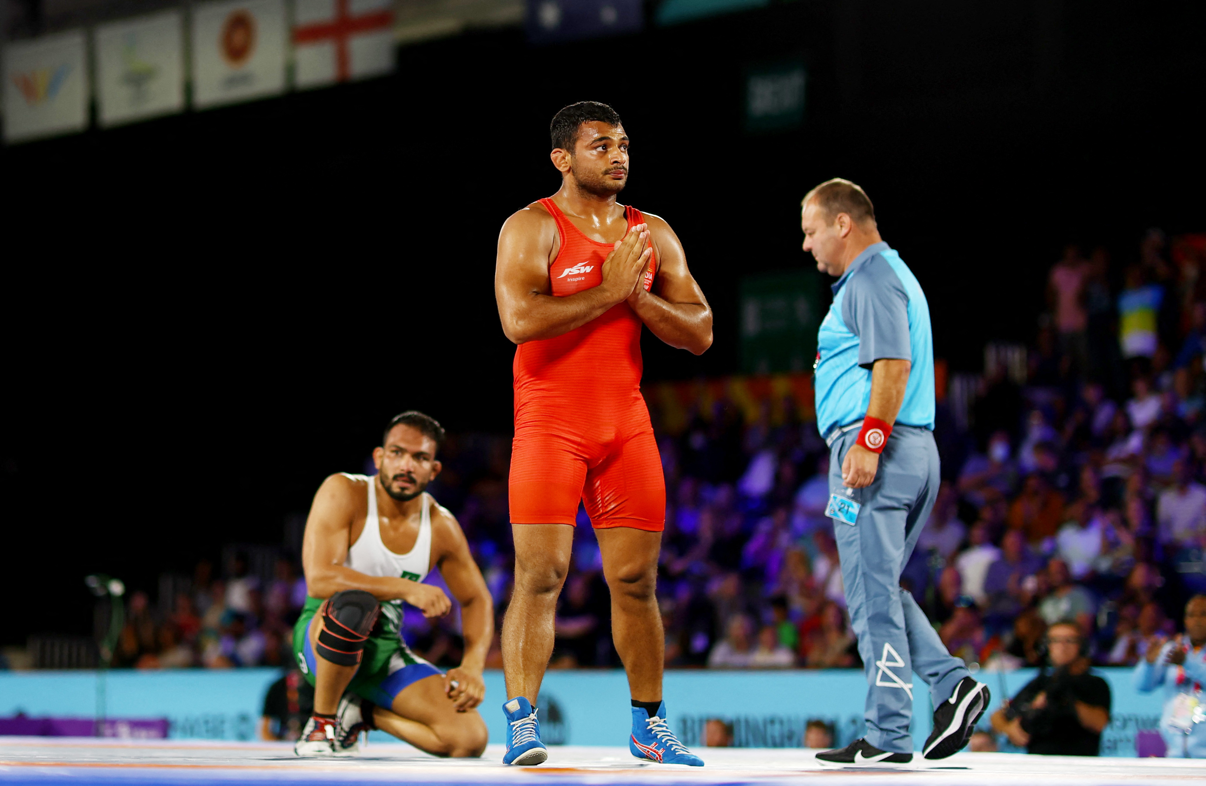 कुश्ती के 86 KG वेट के फ्री स्टाइल के फाइनल में दीपक पूनिया पाकिस्तान के मोहम्मद इनाम को चित करने के बाद दर्शकों का अभिवादन करते हुए।