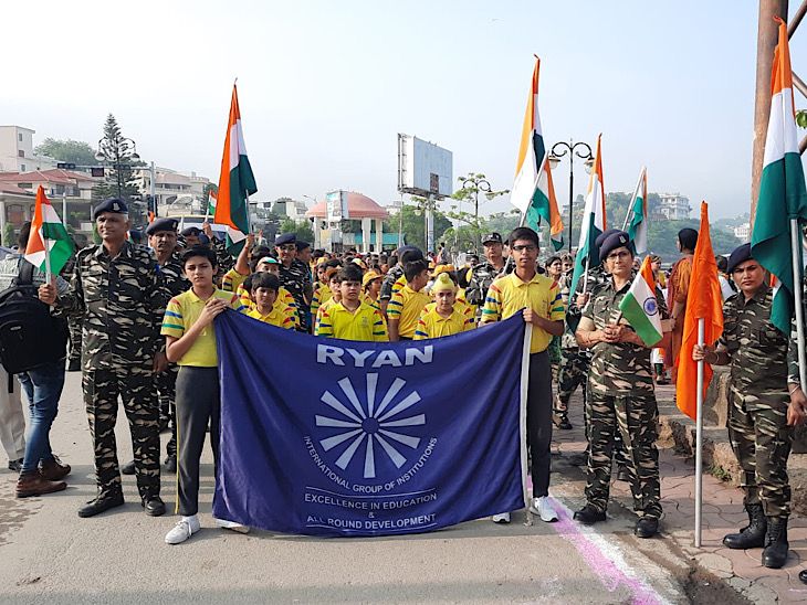 आजादी की 75वीं वर्षगांठ पर पैदल मार्च: CRPF ने हर घर तिरंगा अभियान को लेकर किया जागरूक | बच्चे व टीचर्स भी रहे शामिल आजादी की 75वीं वर्षगांठ पर पैदल मार्च: CRPF ने हर घर तिरंगा अभियान को लेकर किया जागरूक | बच्चे व टीचर्स भी रहे शामिल