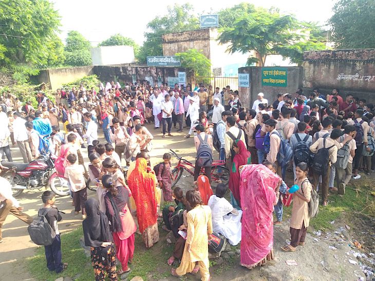 एडमिशन नहीं देने से गुस्साए ग्रामीण: चचियावास स्कूल के जड़ा ताला | जताया रोष | टीचर्स लगाने की मांग को लेक सौंपा ज्ञापन एडमिशन नहीं देने से गुस्साए ग्रामीण: चचियावास स्कूल के जड़ा ताला | जताया रोष | टीचर्स लगाने की मांग को लेक सौंपा ज्ञापन